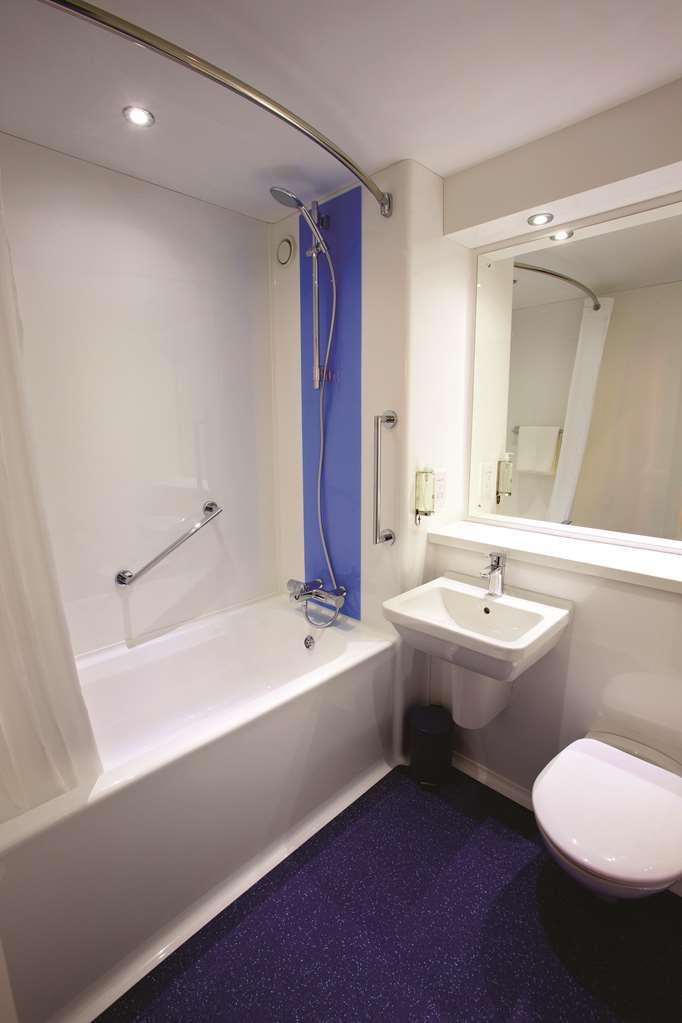 Travelodge Plymouth Roborough Room photo